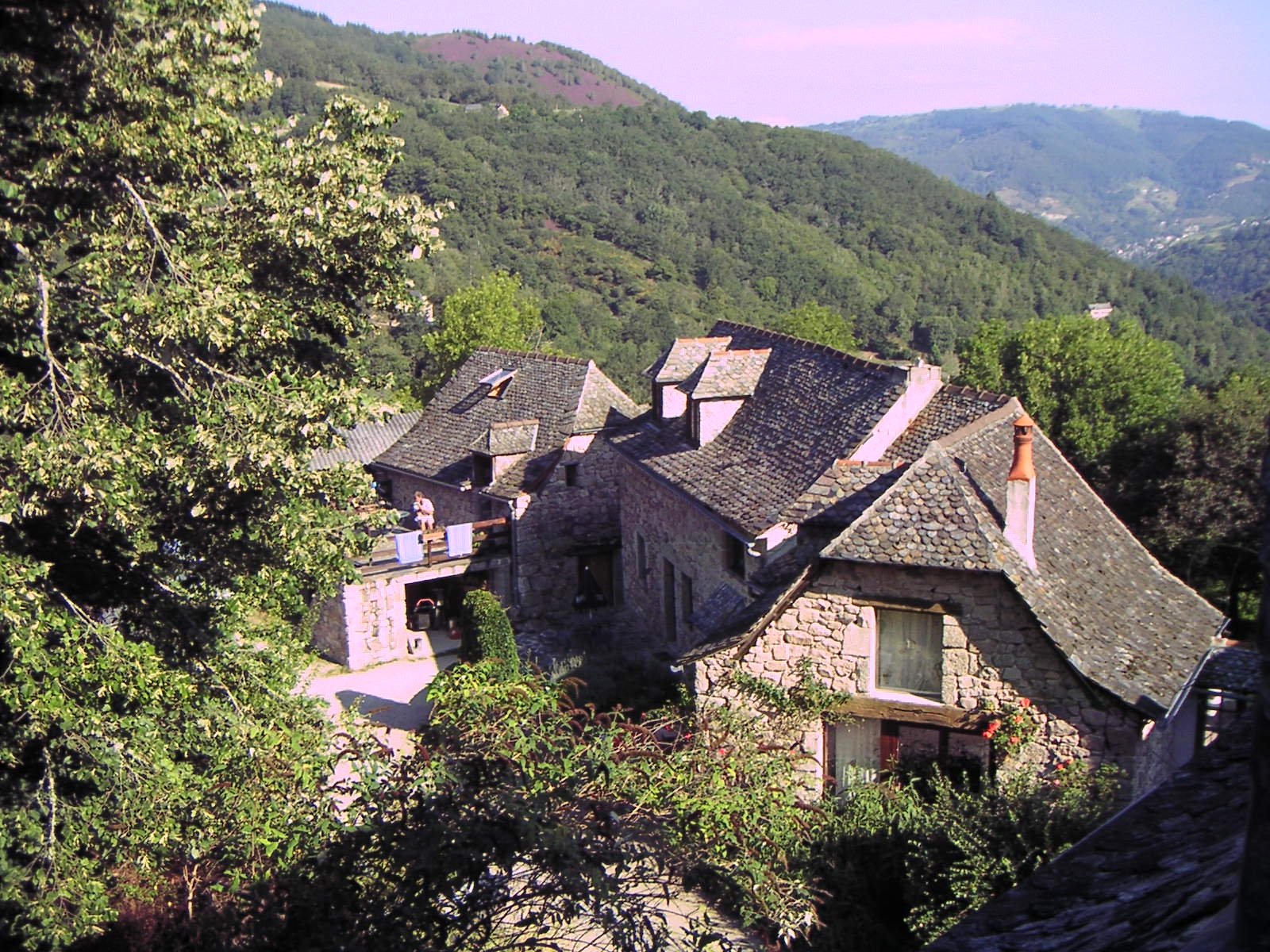 https://espace-ptl.ancv.com/appli/butterfly/data/medias_PA/PHOTOS/135070001001/135070001001KsuFLRNBX2-VUE DU HAMEAU.JPG